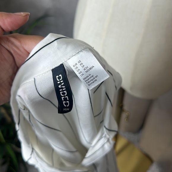 H&M Women's Striped Button Shirt Crop Top Black & White Sz Extra Small - Picture 2 of 9